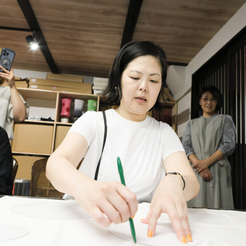 京鹿の子絞伝統工芸士と作るオリジナルスカーフ 絞り染め体験と工房見学