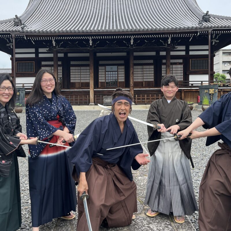 織田信長の一番の定宿「妙覚寺」で  プロの殺陣俳優が指導する侍体験