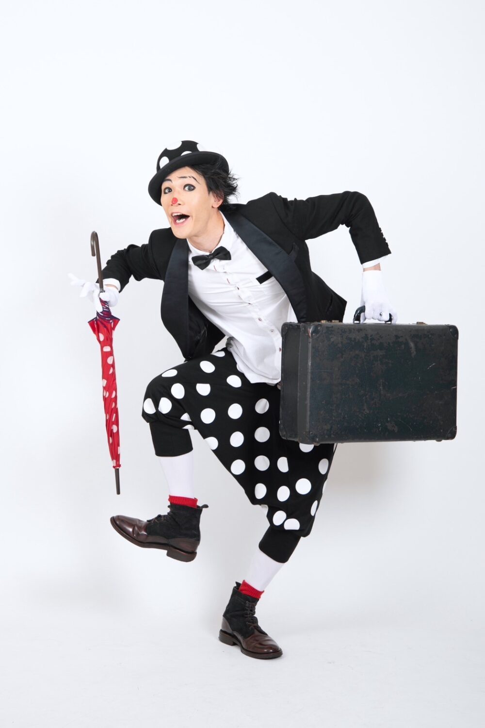 Magic, juggling, dance... A non-verbal show that stimulates the senses with a variety of performances at "ratio"
